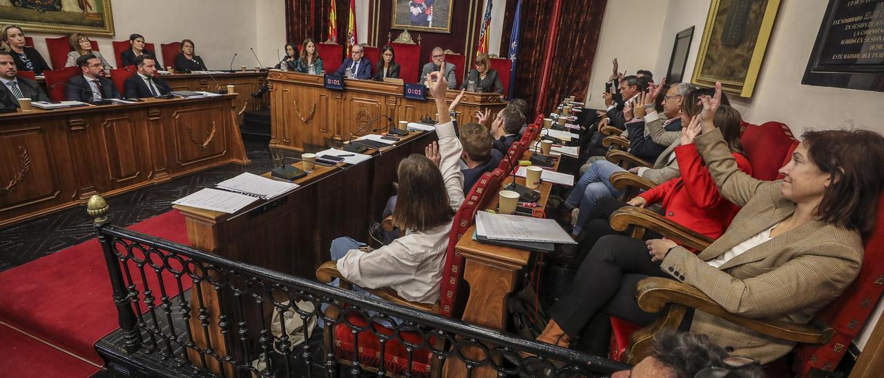 Un pleno del Ayuntamiento de Elche