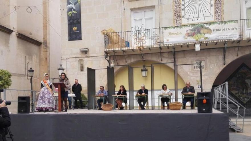 La presentación de la quinta edición de la Feria de la Uva Embolsada en la mañana del sábado en la plaça Vella de Novelda