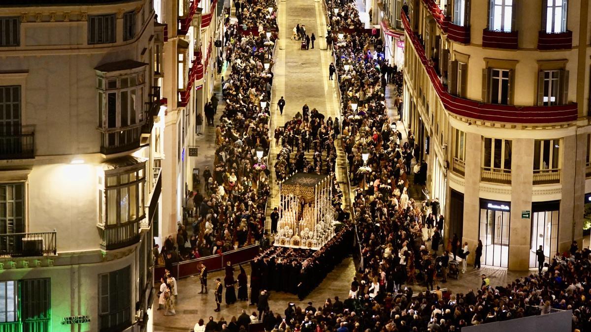 La cofradía de Las Penas, por la calle Larios.