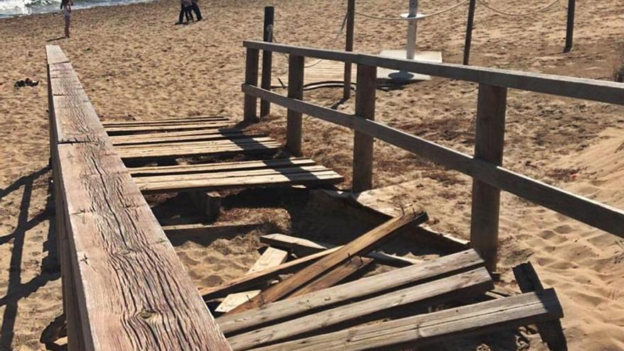 Estado de una de las pasarelas en Arenales del Sol.