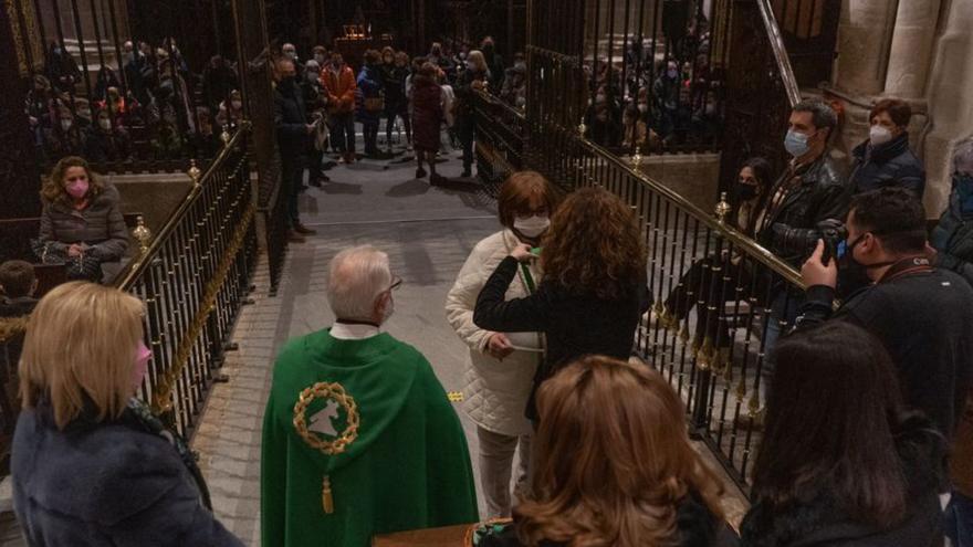 La Esperanza entrega las medallas a 200 nuevos hermanos y hermanas