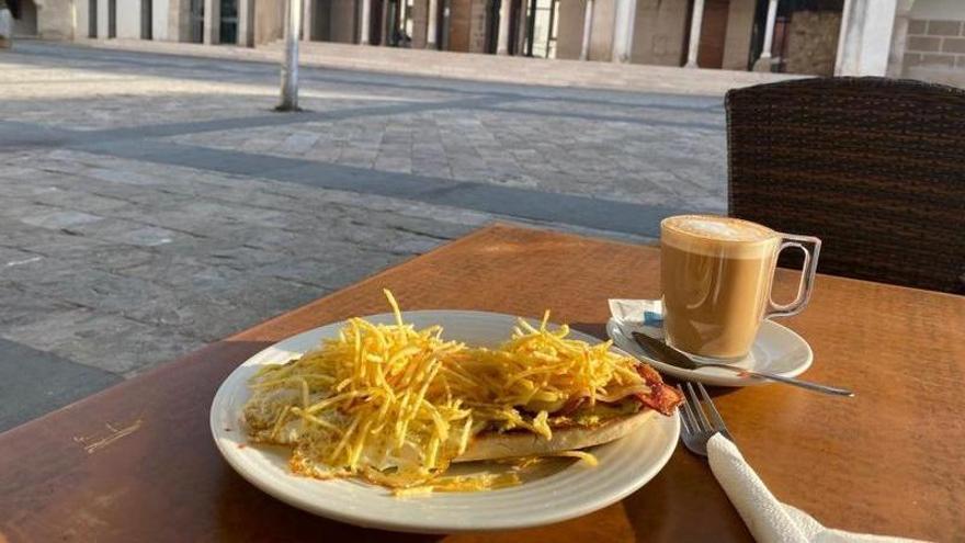 Desayuno del certamen en la Plaza Alta de Badajoz
