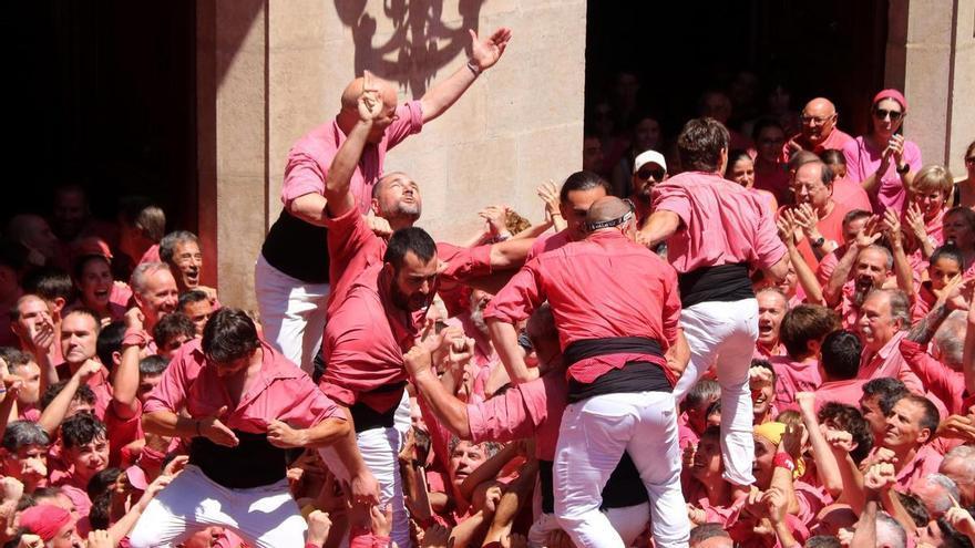 Els Xiquets de Valls fan saltar la banca en una diada de Sant Joan amb el Concurs de Castells a l’horitzó