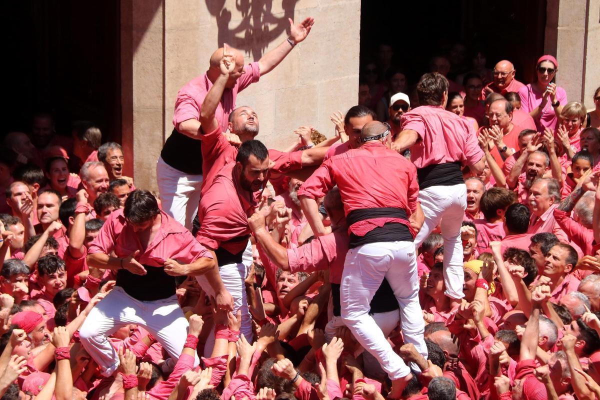 Eufòria de la Colla Vella durant la diada de Sant Joan a Valls, on han ajuntat quatre castells de la maxima dificultat.