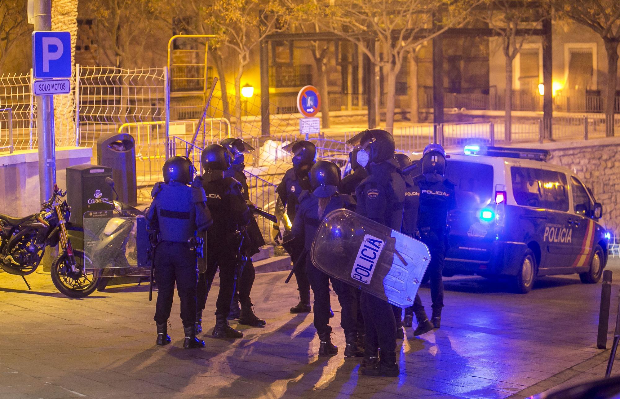 Un grupo de jóvenes negacionistas se enfrenta a la Policía Nacional en el centro de Alicante