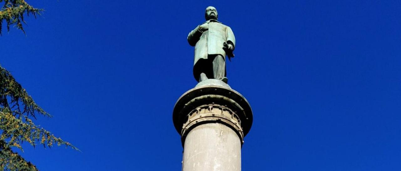 La estatua de Pedro Duro en La Felguera. | M. Á. G.