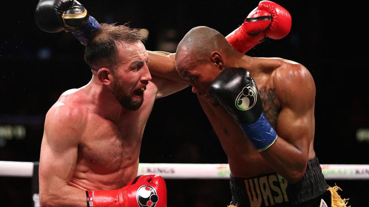 Sandor Martín y Alberto Puello durante su combate por el título mundial en el Barclays Center.