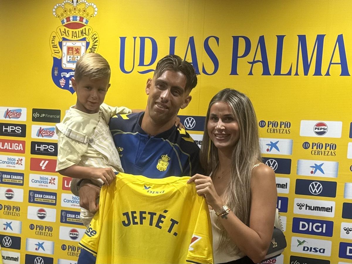 Jefté posa con su mujer Fiamma y su hijo Theo.
