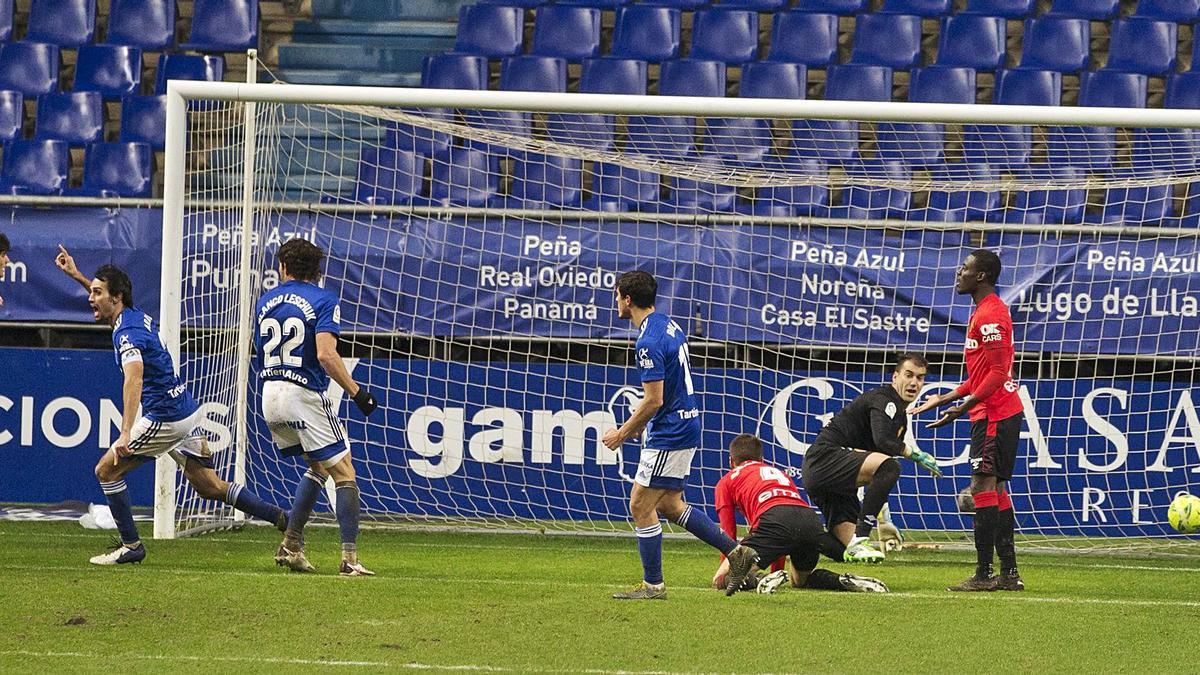 Arribas celebra el tanto del empate del Oviedo ante el Mallorca ante la perplejidad de los bermellones.