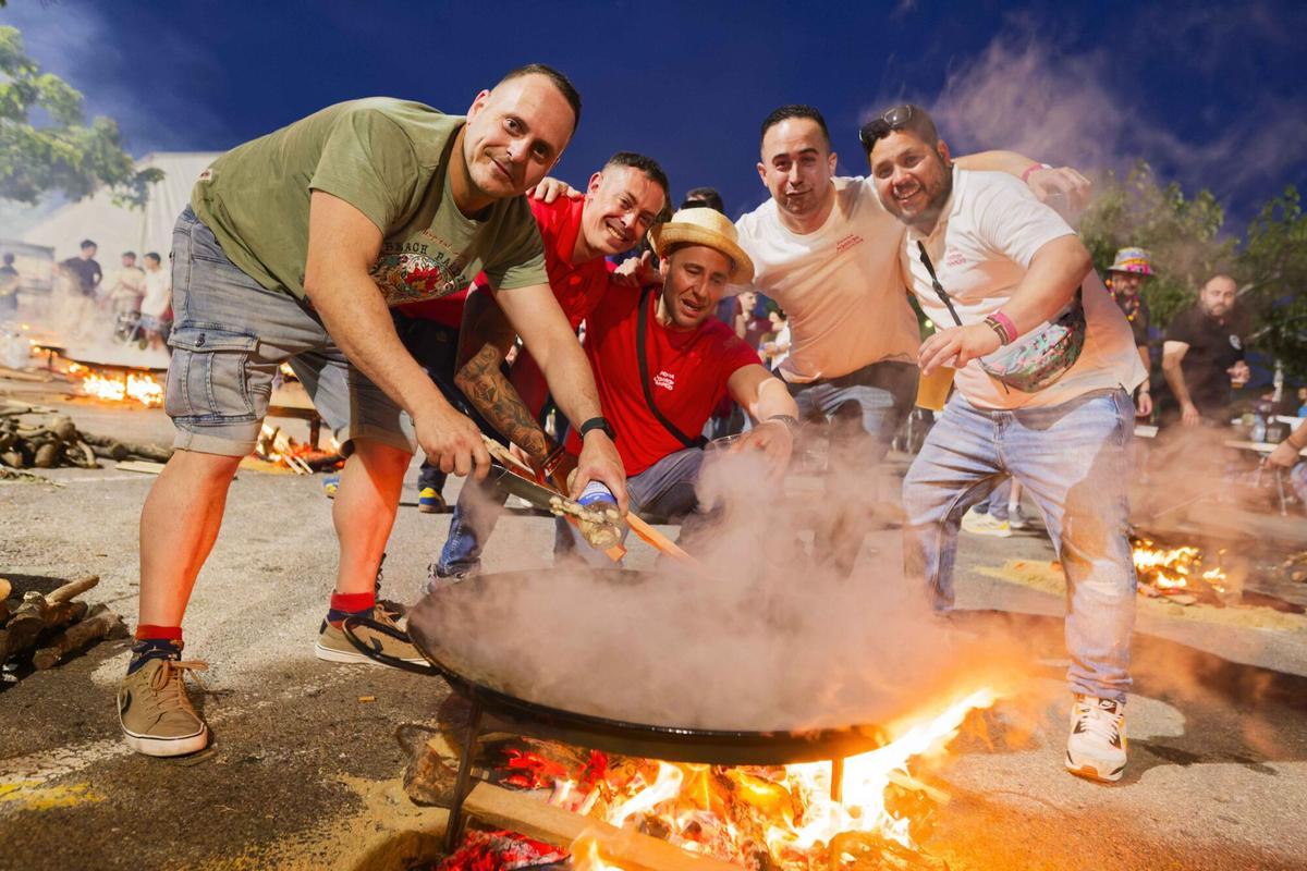 Vila-real viu una multitudinària nit d’empedrats en ple equador de les festes patronals