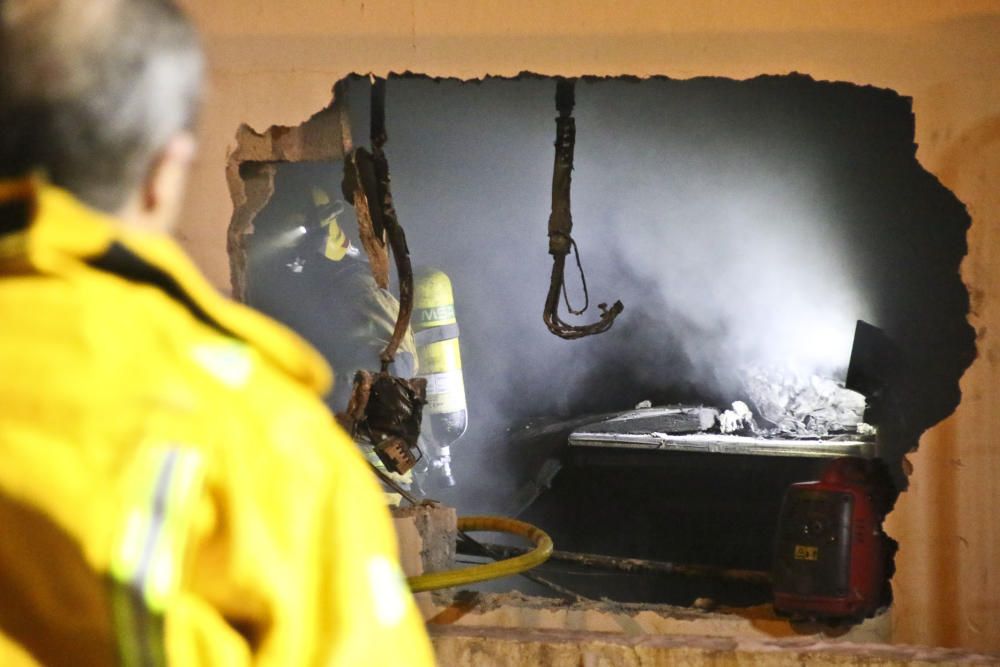 Los bomberos evitan que el fuego afecte a la planta de producción de una empresa de mobiliario de baño en el polígono de Cox