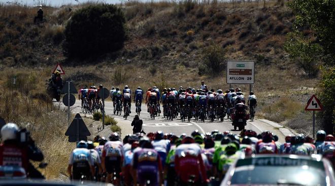 El peloton en Fuentelcesped durante la 17a etapa de la Vuelta Ciclista España de 2019, una carrera de 219,6 km desde Aranda de Duero a Guadalajara.