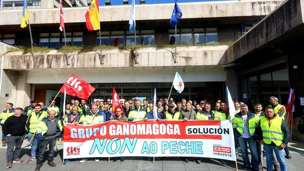 Los trabajadores de Ganomagoga, esta mañana ante el Concello