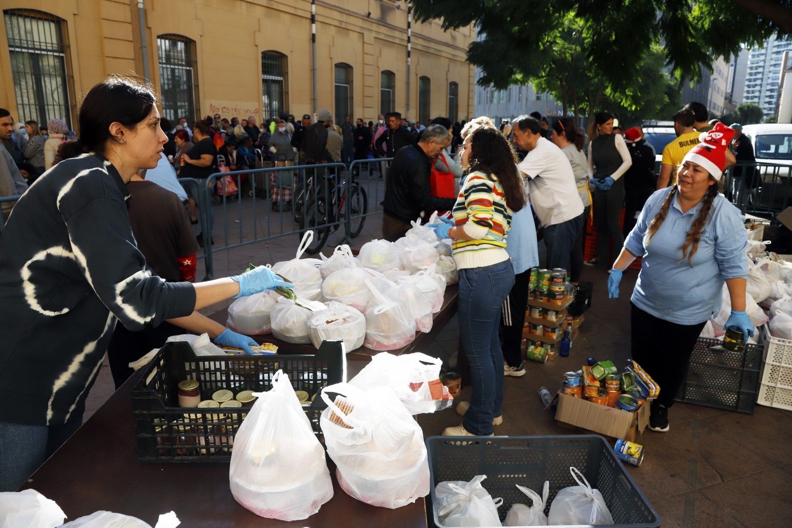 Los Ángeles Malagueños de la Noche reparten una cena especial por Nochebuena 2022