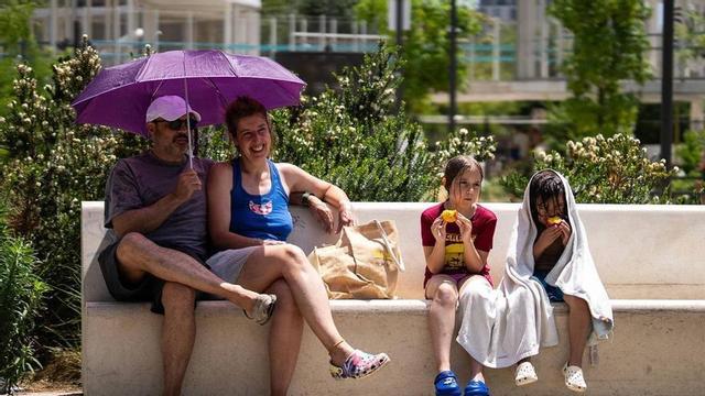 Gent refugiant-se de la calor a Barcelona durant l’onada de calor a Catalunya.