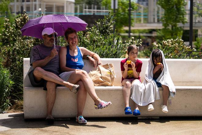 Un centenar de personas atendidas por la ola de calor en Catalunya
