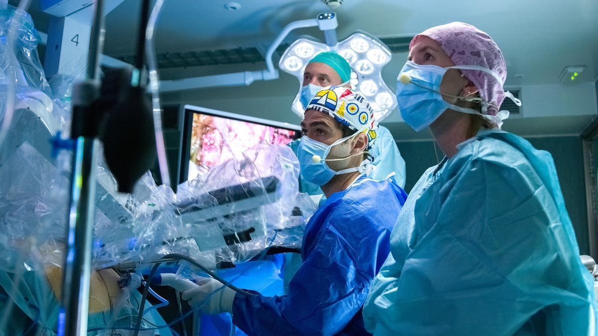 La Fundació Puigvert lanza el primer programa clínico de telecirugía robótica de Europa: el paciente está en Canarias y el cirujano, en Barcelona