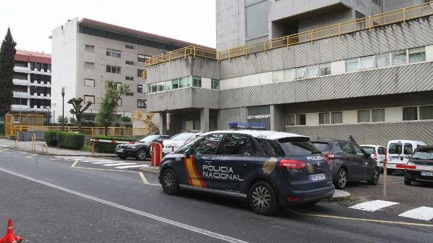 Un coche policial, pasando ante la comisaría. // Iñaki Osorio