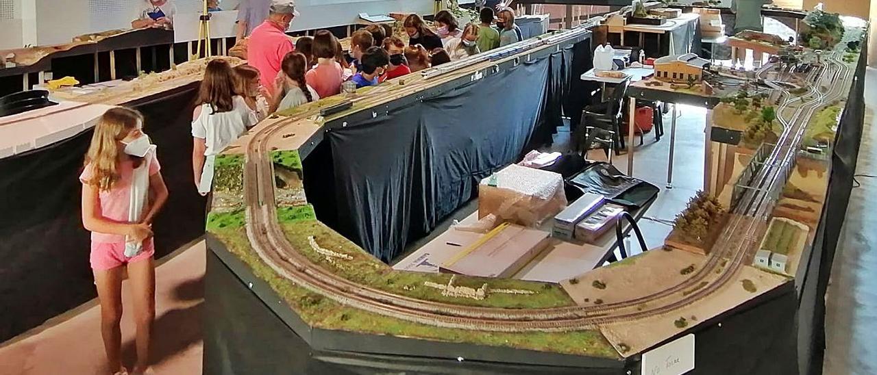 Un grupo de escolares, ayer en la maqueta ferroviaria montada en Almoines. | LEVANTE-EMV