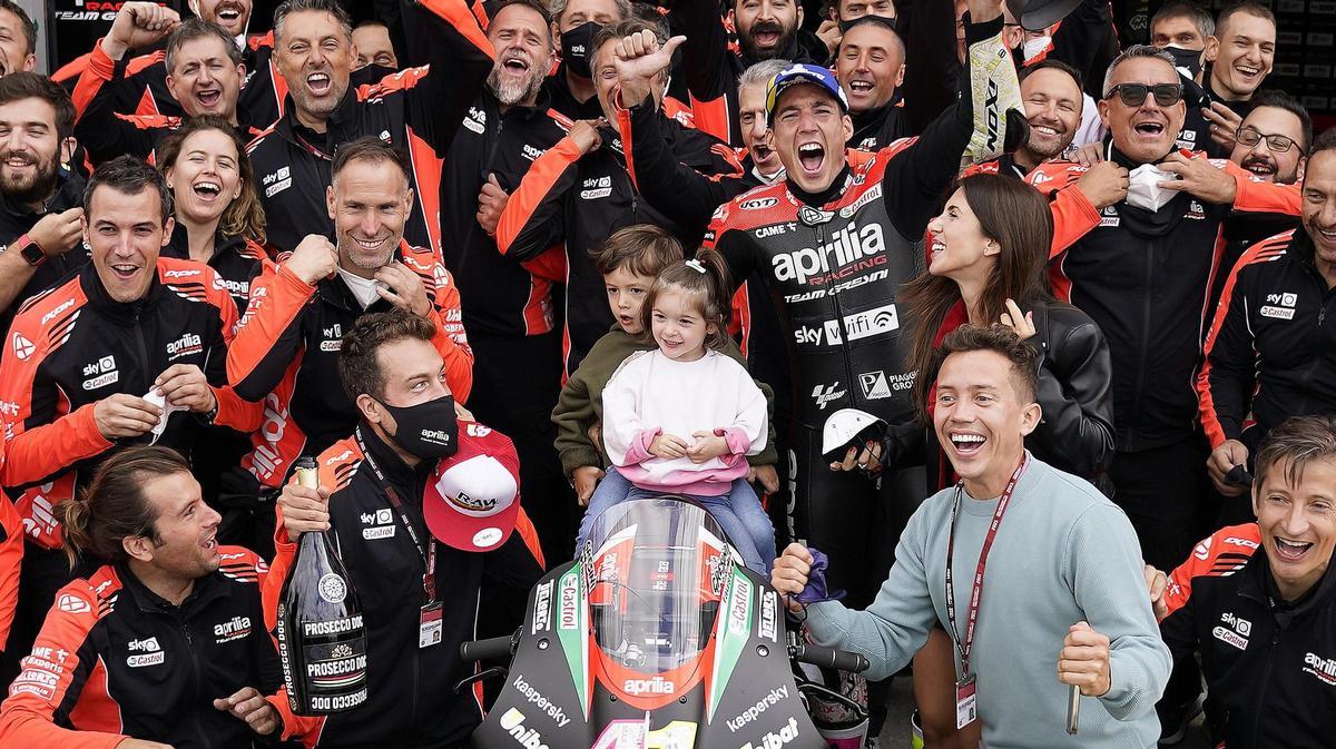 Aleix Espargaró celebra uno de sus triunfos con Aprilia.