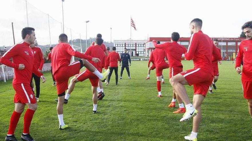 Los jugadores del Sporting realizan ejercicios de calentamiento durante la sesión de ayer en Mareo.