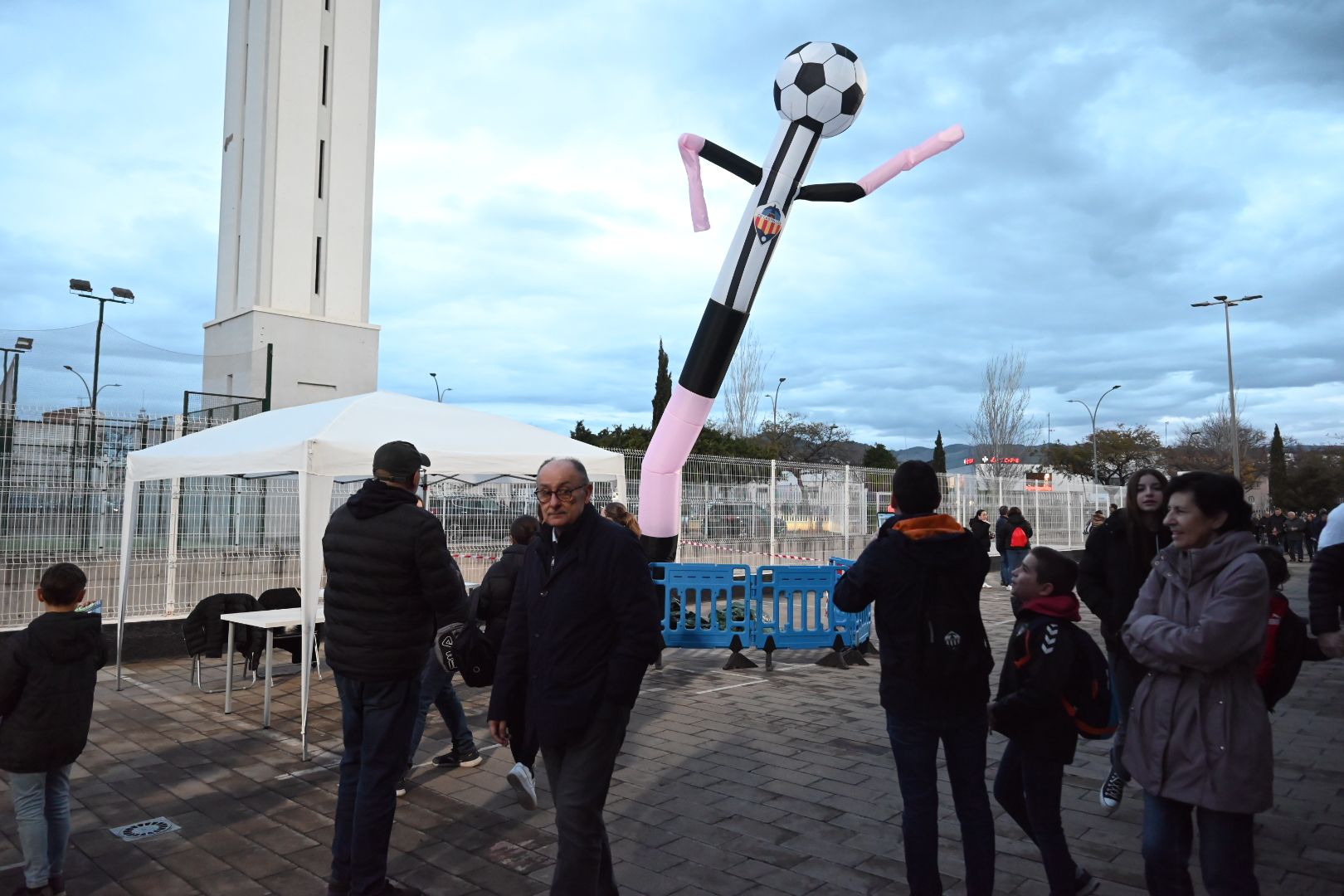 Galería | La lluvia, protagonista antes del Castellón-Recreativo de Huelva