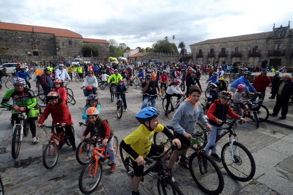 Un pelotón de ciclistas desafía a la lluvia en Cambados