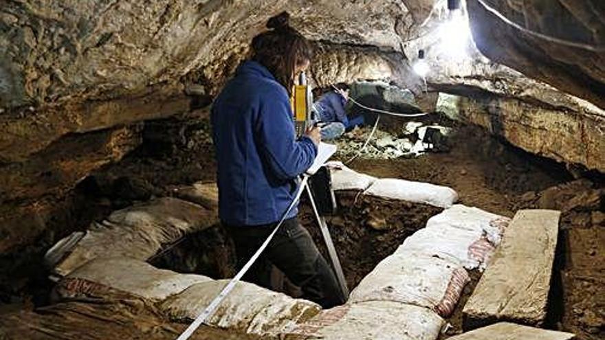 Dues investigadores en l&#039;excavació del Roc de les Orenetes, a Queralbs