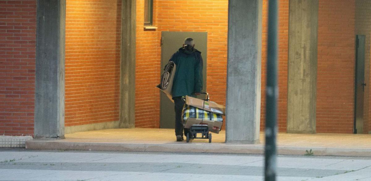 4 | FOTOS: RUBÉN RUIZ
1.- GRUPO DE VIVIENDAS DE ALOY SALAS.
2.- PERSONAS SIN HOGAR EN LOS ALREDEDORES DEL ALBERGUE. A LA IZQUIERDA, UN HOMBRE CON UN BEBÉ EN BRAZOS.
3.- BASURA EN LAS CALLES.
4.- UN HOMBRE LLEGA A LOS PORCHES EN LOS QUE PASARÁ LA NOCHE.
5.- ENSERES DE UNA PERSONA SIN HOGAR ACUMULADOS EN LA PUERTA DEL CENTRO DE HISTORIAS.
6.- PUERTA DEL ALBERGUE.
7. - TRES HOMBRES BEBIENDO EN UN BANCO AL LADO DEL PARQUE BRUIL DE ZARAGOZA.