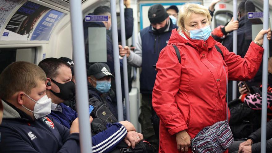 Pasajeros con mascarilla en el Metro de Londres.