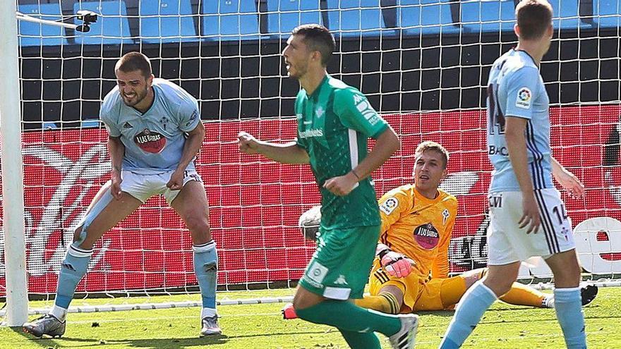 Rubén, en el suelo, tras marcar el Betis el gol del empate el pasado sábado en Balaídos.