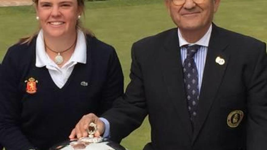 Marta Pérez y Andrés Torrubia con la Copa de la Reina.