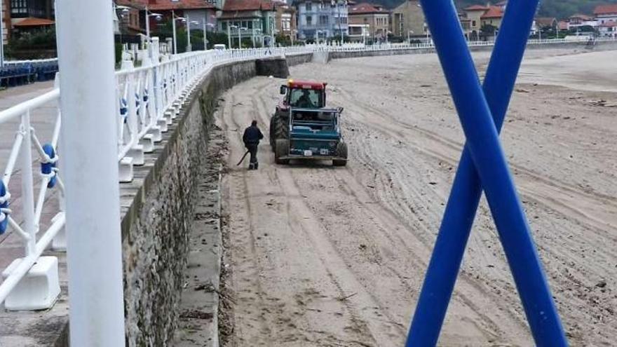 La playa de Santa María del Mar, tras las labores de limpieza.