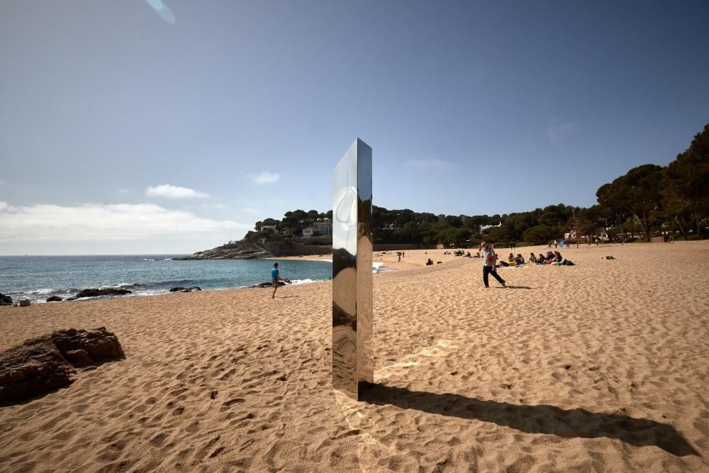 Apareix un misteriós monòlit a la platja de sa Conca