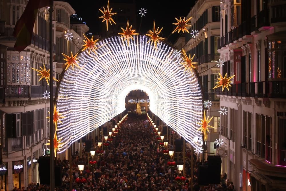 Un espectáculo de luz y sonido, actuaciones infantiles y un concierto de Siempre Así han dado la bienvenida a las fiestas en el Centro de Málaga