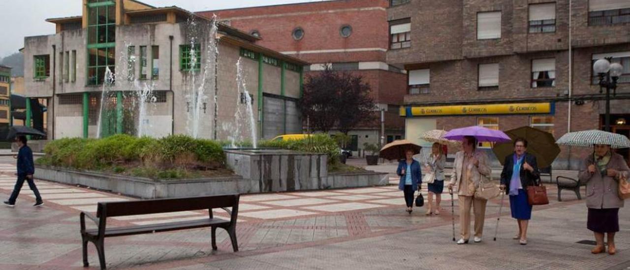 La plaza Merediz de La Felguera, en la que el Ayuntamiento proyecta habilitar un espacio para actividades culturales.