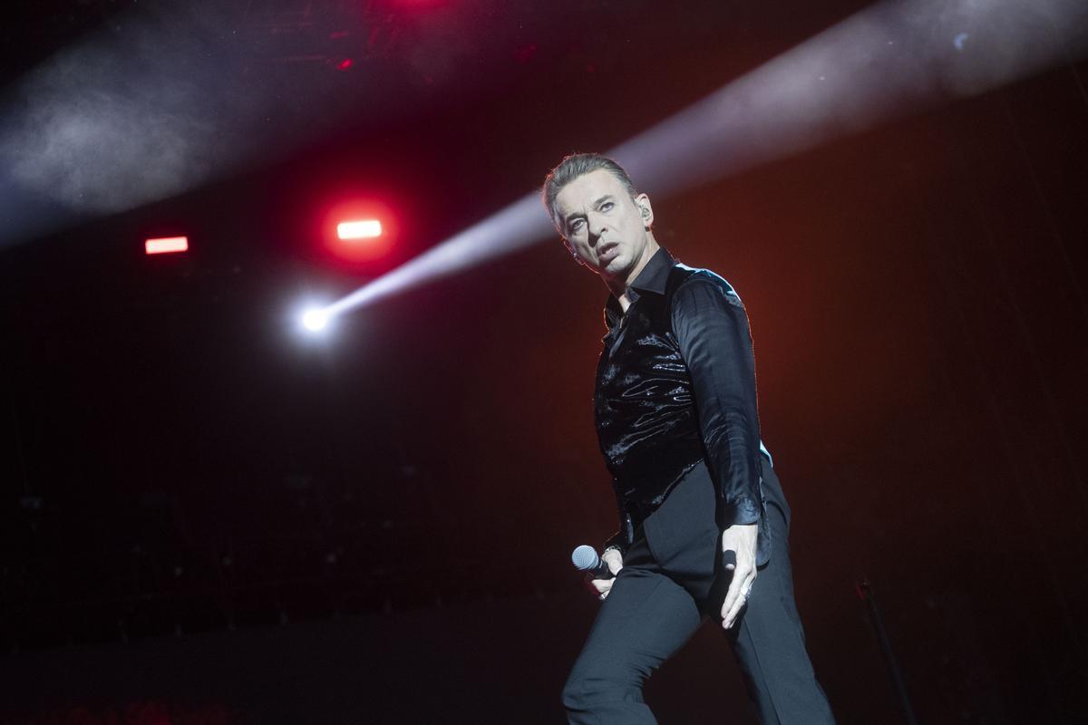  El vocalista del grupo británico Depeche Mode, Dave Gahan, durante el concierto de este viernes en el festival Primavera Sound que se celebra en el Fórum de Barcelona.  