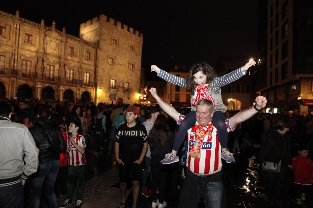 Celebración rojiblanca en la plaza del Marqués