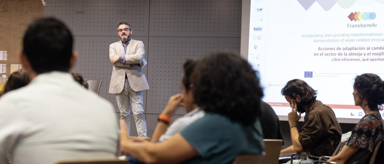 La intervención de Antonio Basanta en el foro de debate y trabajo en torno al proyecto &quot;TransformAr&quot;, ayer, en Vilagarcía.