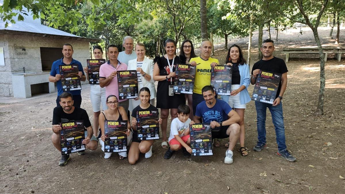 Representantes del Concello de Salceda y la comisión organizadora del Penedo Remember Fest.