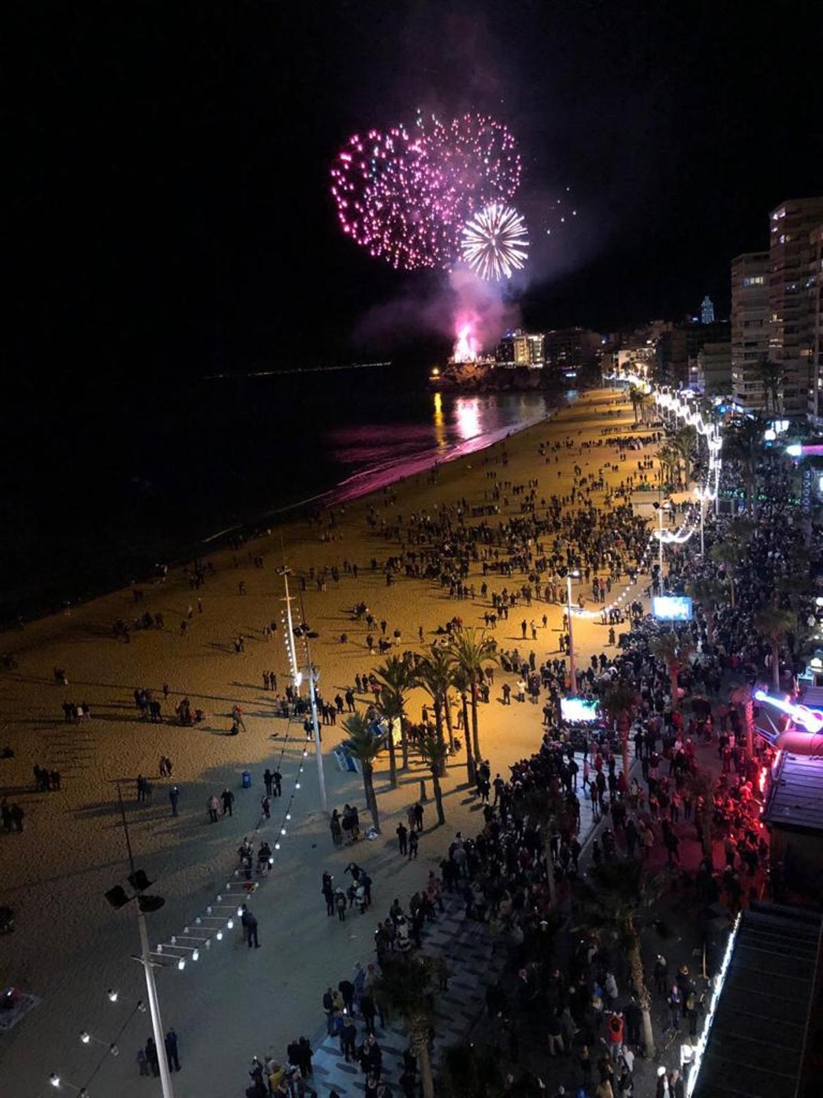 Una de las fiestas de Nochevieja en la playa de Levante en una imagen de archivo.