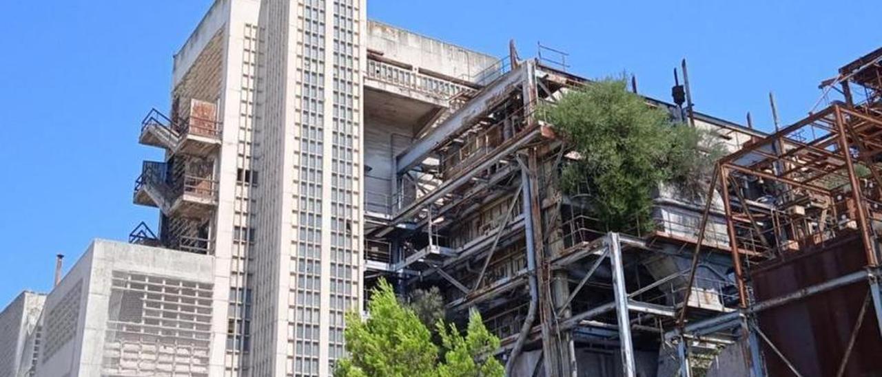 El Consell ya tiene las llaves de la antigua central térmica de Alcanada.