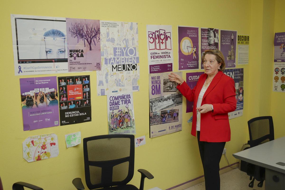 Begoña Ferrín, presidenta de la asociación "El Fumeru", en la sede social.