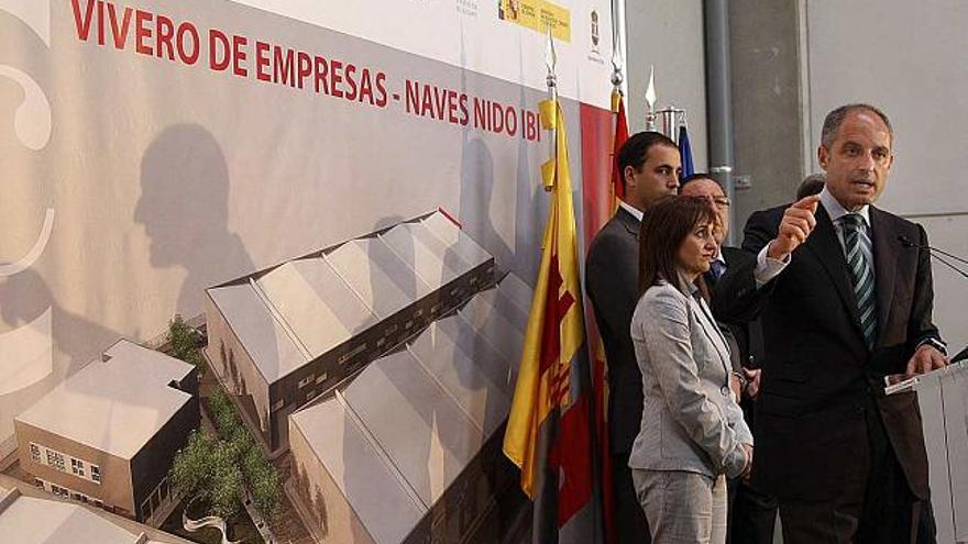 Camps, ayer en un momento del acto de inauguración del Vivero de Naves Industriales de Ibi.