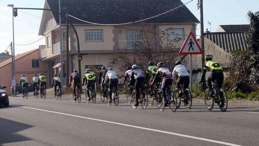 Un grupo de ciclistas circula por una carretera.