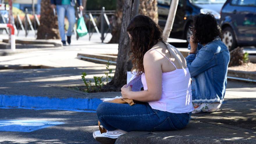 Dos opositoras de Educación en el entorno del IES La Laboral.