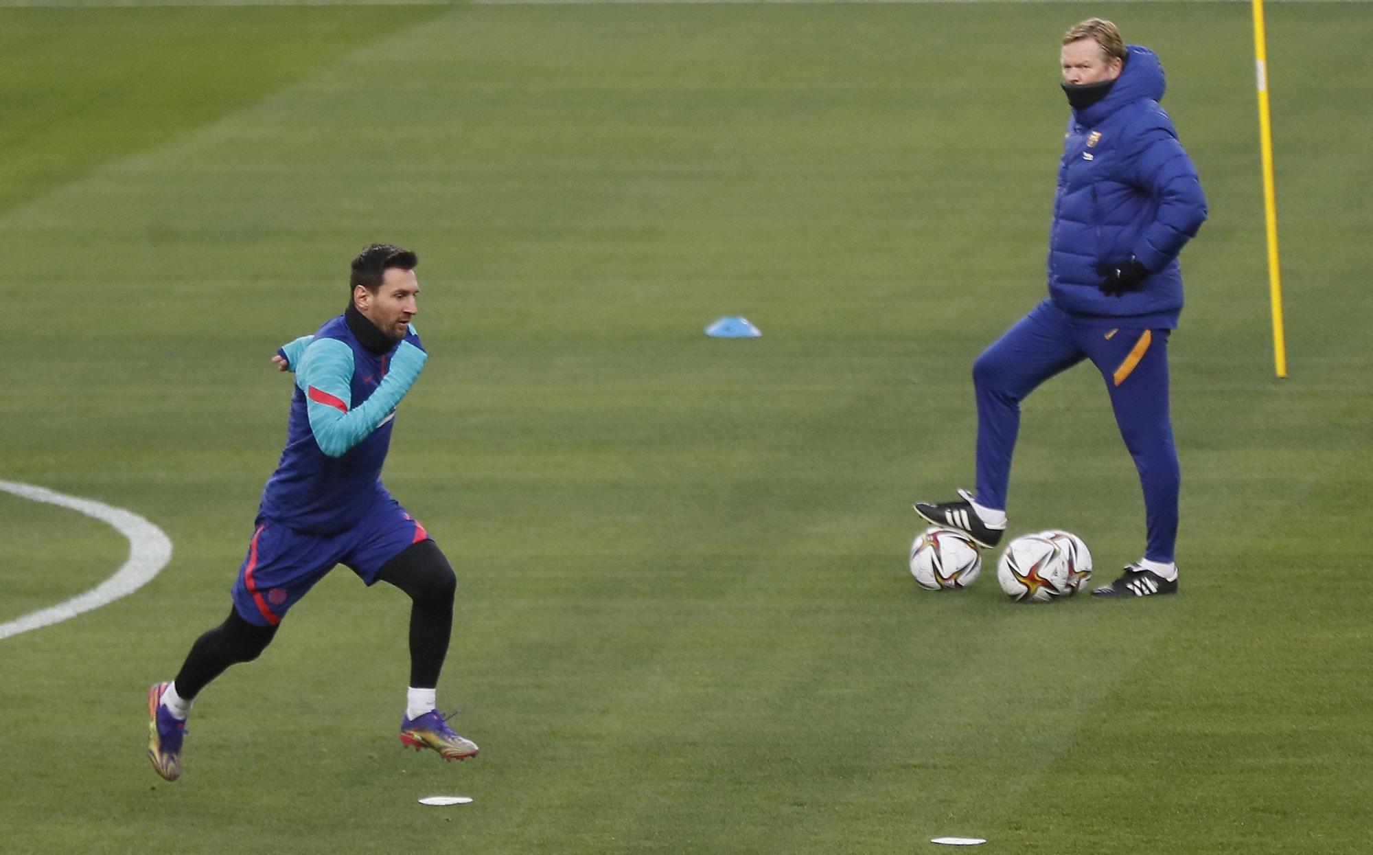 Messi se prueba ante Koeman, en el estadio de La Cartuja de Sevilla.