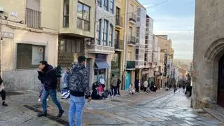 Desde bien temprano para estar en primera fila en Balborraz: algunos zamoranos ya esperan a la subida de la Virgen de la Esperanza