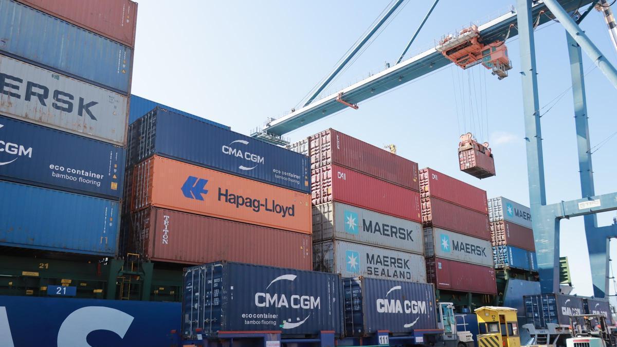 Un buque de contenedores en el puerto de Castelló.