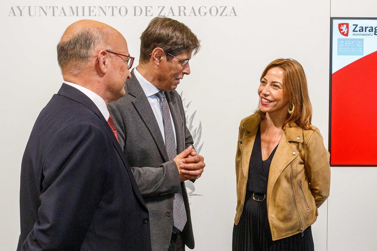 Natalia Chueca junto a los responsables de la empresa.